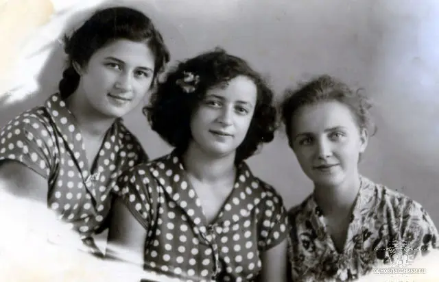 Ophelia Magomaeva (venstre) med skole kjærester