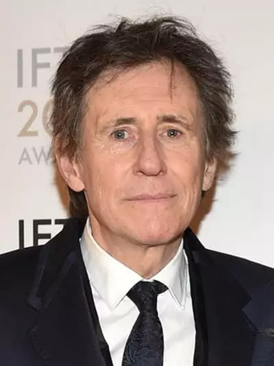 Gabriel Byrne - grianghraf, beathaisnéis, saol pearsanta, nuacht, scannáin 2021