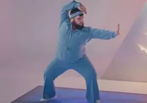 El bailarín en el azul llamado el meme principal del clip Little Big for Eurovision