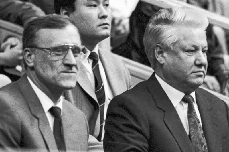 Boris Yeltsin Errusiako Federazioko presidentea eta Estatuko Gennady Burbulis idazkaria