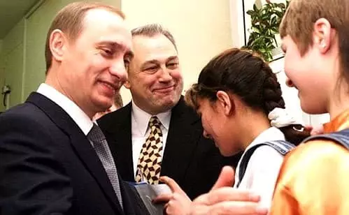 Vladimir Putin နှင့်ပတ်သက်သောအချက်အလက်များ - နောက်ခံ 2 နောက်ခံ