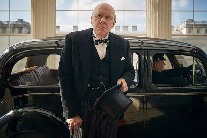 John Litgo Winston Churchill'in rolünde ("taç" dizisinden bir çerçeve)