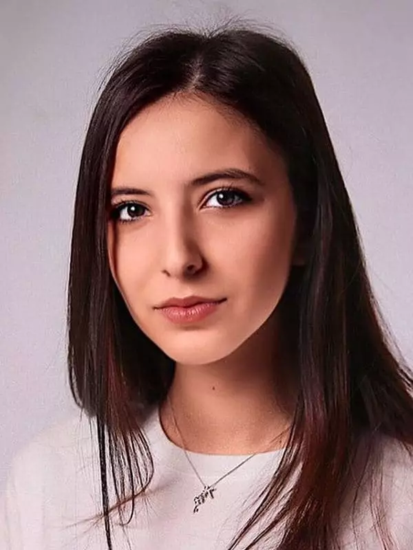 Karina Issirova - Hoto, tarihin rayuwa, rayuwar mutum, labarai 2021