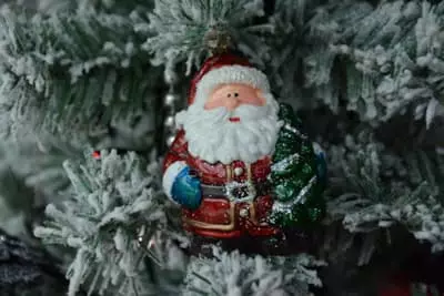 Cad é ainm Santa Claus i dtíortha éagsúla?