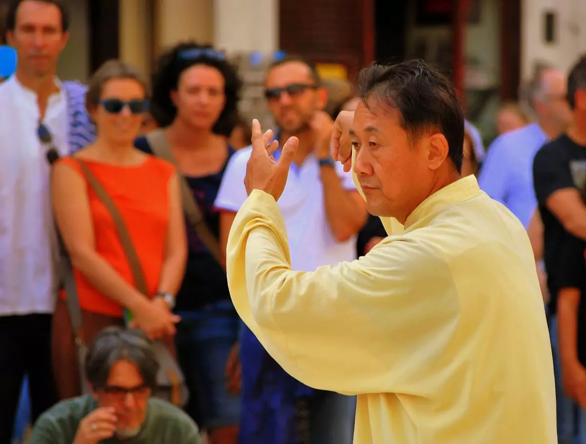 Gymnasteg Qigong: Budd-daliadau Iechyd, Ffasiwn