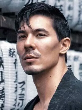 Lewis Tan - Foto, biografy, akteur, persoanlik libben, films, stjerlike kombat 2021